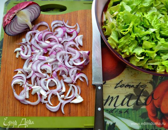 Половину красного лука нарежьте полукольцами.