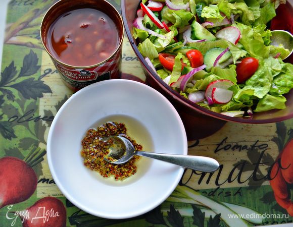 Для заправки соедините оливковое масло, лимонный сок, дижонскую горчицу и хорошо перемешайте.