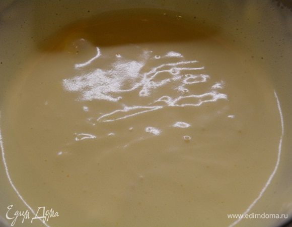 В миску разбить яйца и взбить до небольшой пены. Добавить постепенно 150 г сахара и взбить минут 5-7 до пышной, плотной пены.