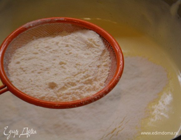 Муку просеять с разрыхлителем, ванилью и солью. Добавить в несколько приемов к яичной массе. Мешать аккуратно лопаткой снизу вверх.