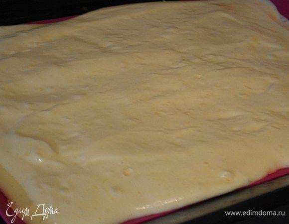 Противень застелить пекарской бумагой или силиконовым ковриком и вылить тесто, разровнять. Выпекать в предварительно разогретой духовке при 180°C 10-12 минут.