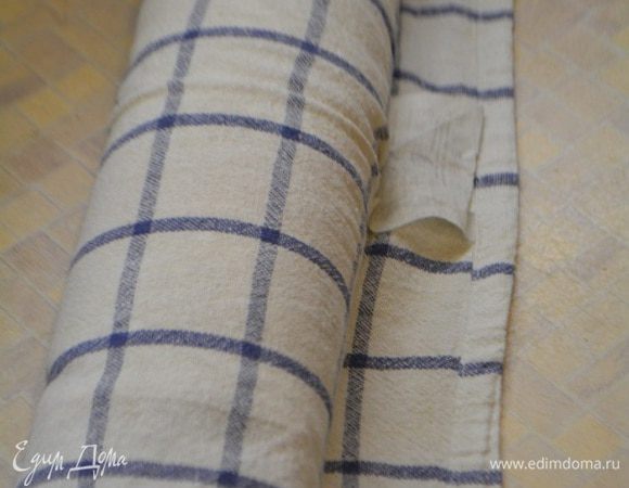 Бисквит достать из духовки и перевернуть на чистое полотенце, посыпанное сахарной пудрой. Аккуратно снять бумагу. Свернуть бисквит в рулет прямо с полотенцем. Дать ему остыть в таком состояние.