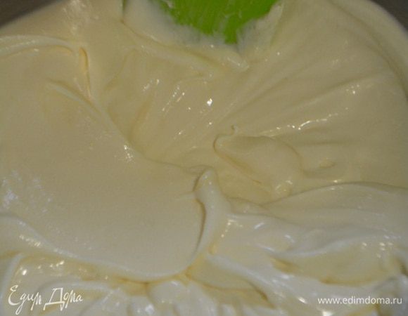 Тем временем займемся кремом. Накануне откинуть сметану на марлю, завязать и подвесить, чтобы стекла лишняя жидкость (я делаю обычно на ночь). Получается подобие крем сыра. Освободить сметану от марли и взбить ее с 50 г сахара. Сахар добавляйте по вкусу. Я еще добавила пару ложек сиропа от манго.