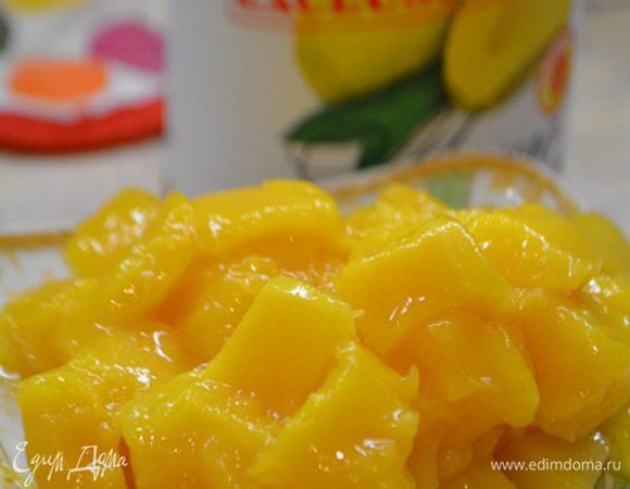 Манго порезать кубиками.