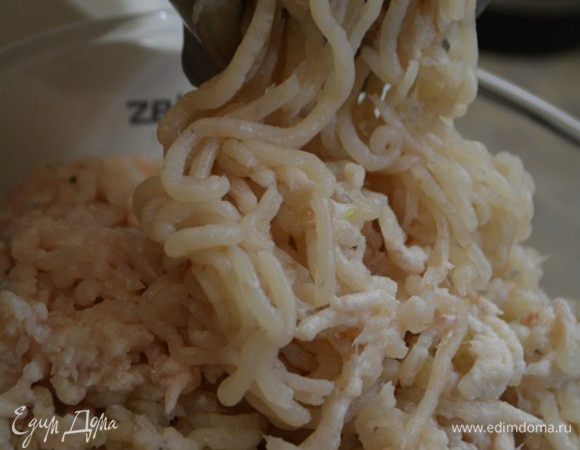 Филе щуки промыть и обсушить бумажным полотенцем. Прокрутить два раза через мясорубку на мелкой решетке. Туда же перекрутить сало и лук.