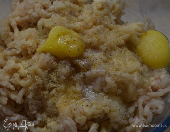 К фаршу добавить чеснок, соль, перец, яйцо и мед. Хорошо вымесить руками.