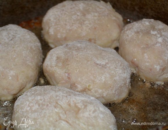 Мокрыми руками сформировать котлеты, обвалять в муке и жарить на сковороде с добавлением растительного масла с 2х сторон до подрумянивания.