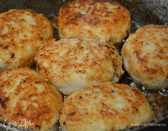 Влить немного воды (примерно 1/4 стакана), закрыть крышкой и тушить на медленном огне 10 минут. Таким образом котлеты получаются очень нежные и воздушные.