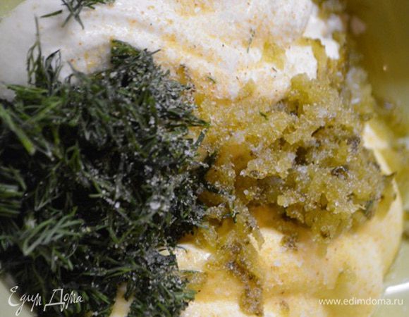 Готовим соус: в миске смешать майонез, сметану, чеснок, сок лимона, тертый огурец, измельченный укроп, соль и свежемолотый перец. Перемешать.