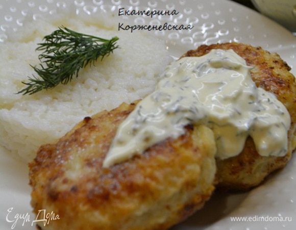 Подавать котлеты с соусом и рисом. Приятного аппетита!