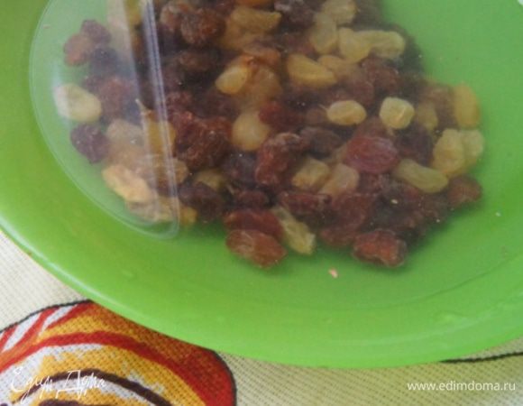 Изюм замочить в холодной воде на час. Через час слить воду.