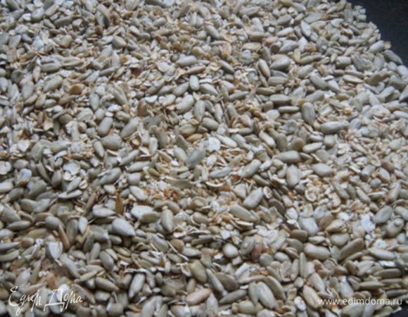 На сухой сковородке подсушить до легкого золотистого цвета кунжут, семечки и хлопья.