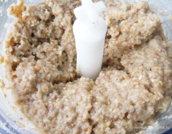 Взбить в блендере смесь семечек, изюм, мед и 150 мл воды. Смесь будет густой и ароматной.
В принципе можно оставить и в таком состоянии, переложить в миску и убрать в холодильник.