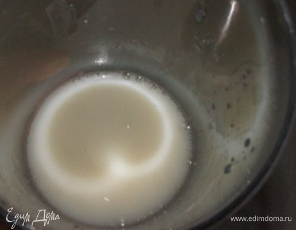 Смешать подогретое молоко с сахаром и ванилином в блендере в высоком стакане (молоко подогреть обязательно). Взбить немного. Используем режим турбо на вашем блендере.