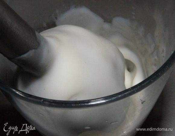 Продолжая взбивать добавить растительное масло тонкой струйкой. Смесь начинает густеть на глазах. Взбиваем около минуты. 