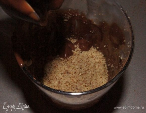 Добавить измельченные в мелкую крошку орехи и перемешать (можно пробить еще раз блендером).
