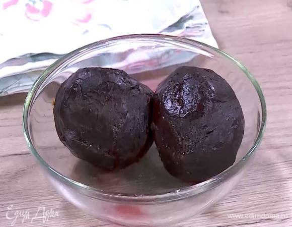 Свеклу отварить до готовности или запечь в духовке.