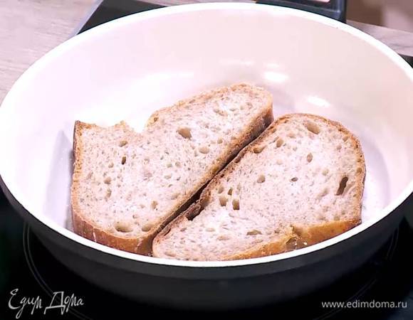 Разогреть в сковороде оливковое и сливочное масло и обжарить хлеб с двух сторон до золотистой корочки.