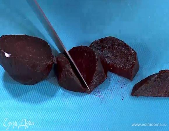 Свеклу почистить и нарезать небольшими дольками.