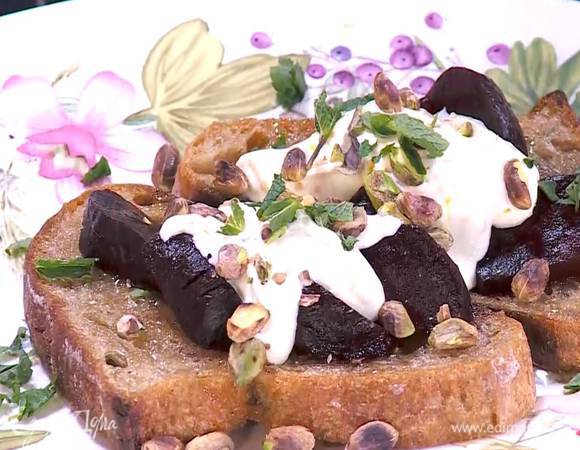 Обжаренный хлеб полить медом, выложить свеклу, смазать заправкой, посыпать фисташками и листьями мяты, порванной руками.