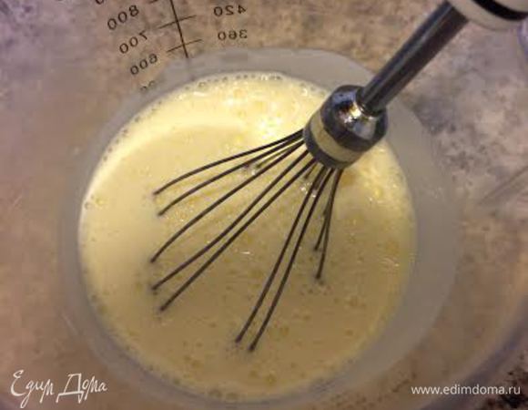 Кефир слегка взбить с яйцом.