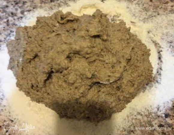 Выложить тесто на рабочую поверхность и слегка вымесить.