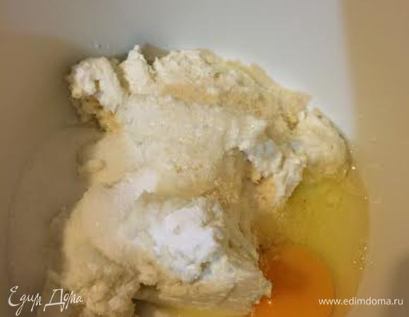 Смешать: рикотту, кокосовую стружку, соль, сахар и яйцо.