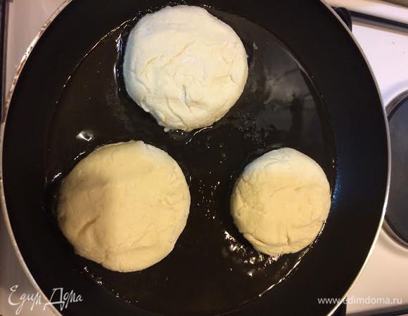 Сформируйте сырники и обваляйте в оставшейся муке. Жарить под крышкой на среднем огне до готовности.