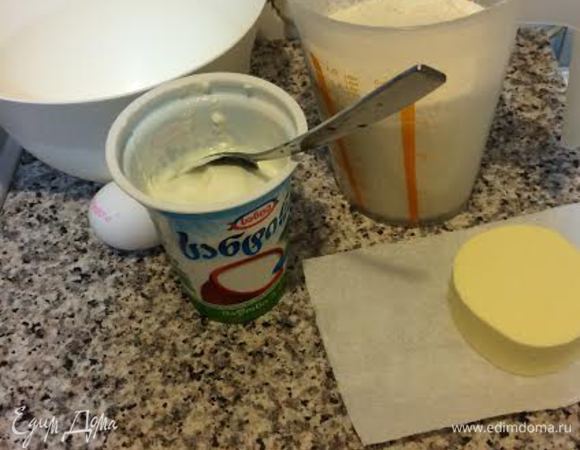 Сначала готовим тесто. Оно должно полежать в холодильнике минимум час, вообще чем оно дольше лежит в холоде, тем лучше. Я делаю вечером, а утром за час до готовки достаю из холодильника.