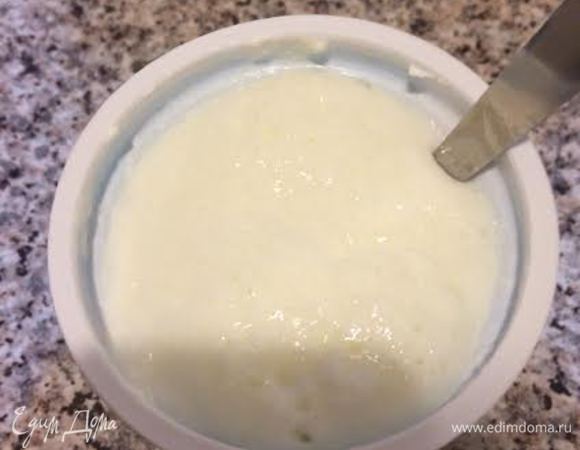 Смешать мацони и соду.