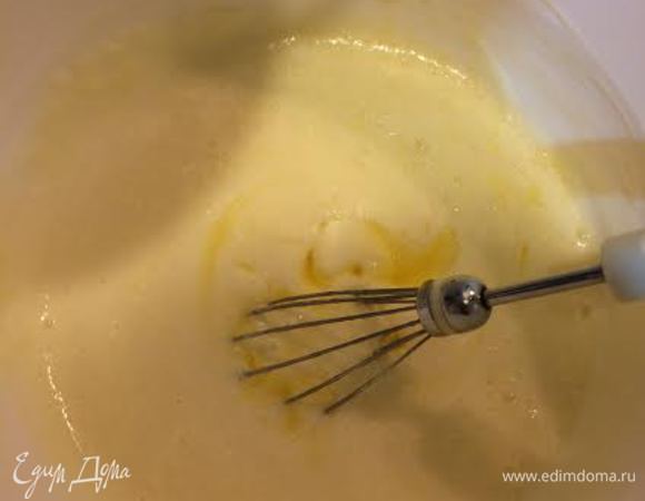 В миске смешать мацони с яйцом, солью и сахаром. Добавить сливочное масло и перемешать.