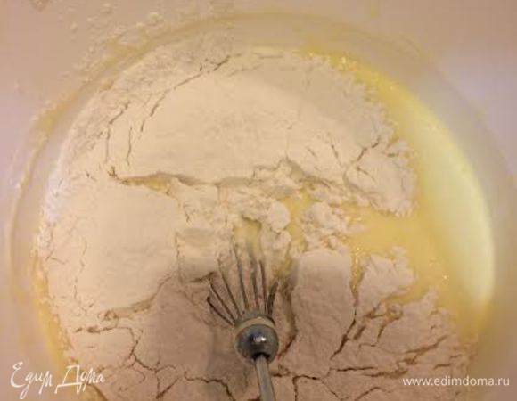 Начать добавлять муку... Муки может уйти чуть больше.
