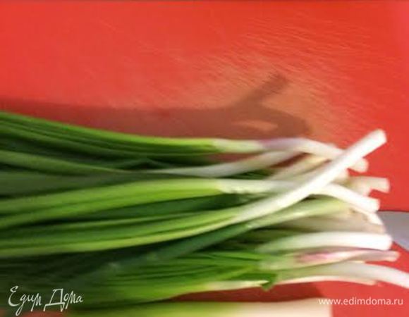 Начика (тархун): я в начинку добавляю 1 шт молодого чеснока, но это дело вкуса, можно и без него. Яйца отварить. Зеленый лук мелко нарезать.