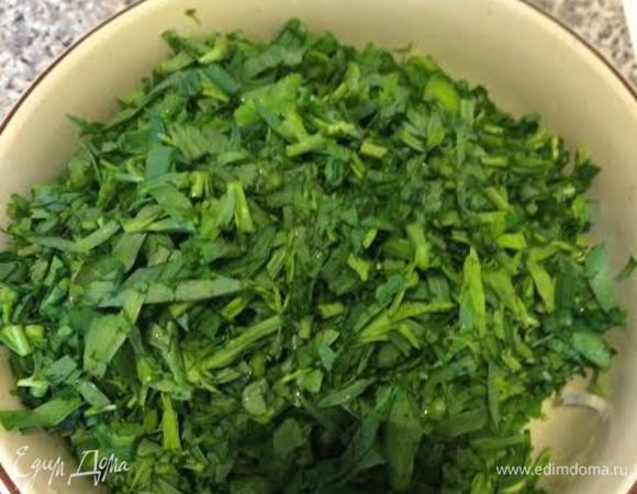 Нарезать тархун и смешать с луком.