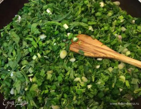 Потушить тархун с луком. Добавить вареные яйца, соль, перец и перемешать. Дать слегка остыть.