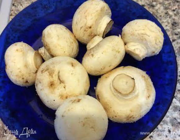 Грибы и зеленый лук мелко нарезать. Укроп мелко порубить.