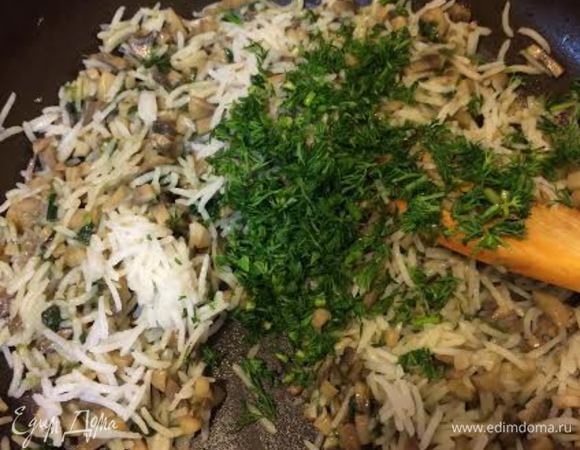 Потушить лук с грибами, минут 10 (грибы должны отдать воду, чтоб начинка не получилась слишком влажной), добавить рис, укроп, соль, перец и перемешать. Дать слегка остыть.