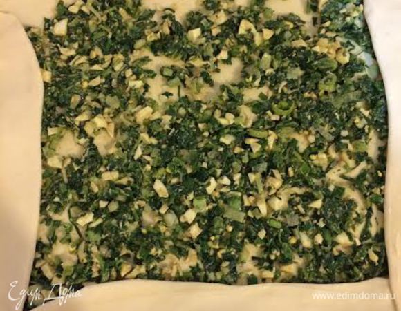 Из этого количества теста и этого количества начинки у меня получается 2 больших рулета. Тесто разделить на 2 части. Раскатать одну часть, выложить начинку, свернуть в рулет.