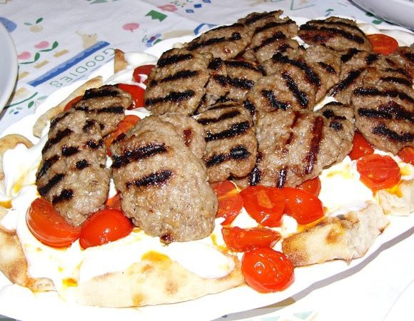 Теперь по центру выкладываем горячие котлеты. 