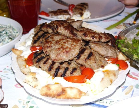 Украшаем кусочками перца. Лепешка остается внизу, пропитывается соками и ароматами. По турецкой кулинарной традиции всю эту красоту полагается полить растопленным сливочным маслом. Но я эту традицию проигнорировала. Вы полагайтесь на собственный вкус.

Порционно котлеты подаются вместе с лепешкой, пропитанной йогуртом, и овощами. Приятного аппетита!

Радуйте своих близких!