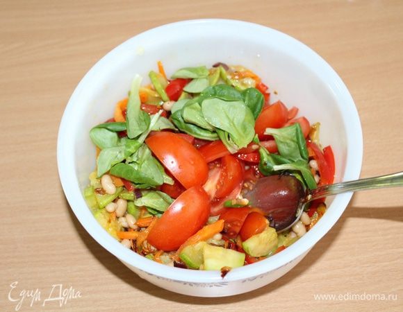 Добавить в остывший салат помидоры и салат корн, перемешать. Посолить, поперчить по вкусу.