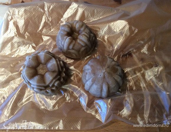 Выкладываем в формочки убираем на 30 минут в холод. У меня получилось 4 немаленьких конфетки. На фото одну уже умыкнули😀
Можно, по желанию, залить их после шоколадом.
Приятного чаепития!)