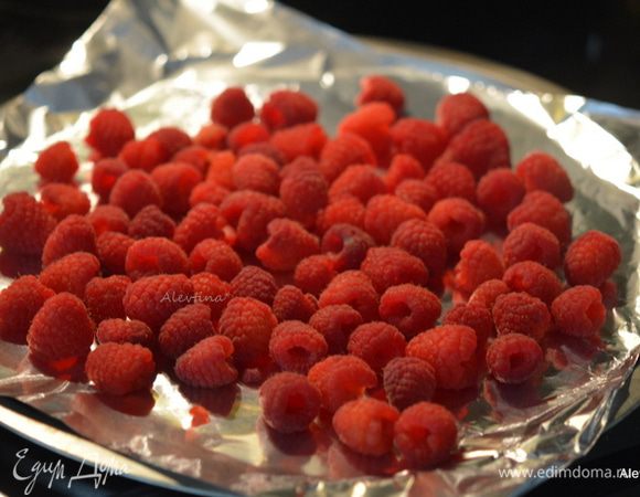 Разогреть духовку до 180°C. Малину свежую выложить на противень и поставить в морозилку.