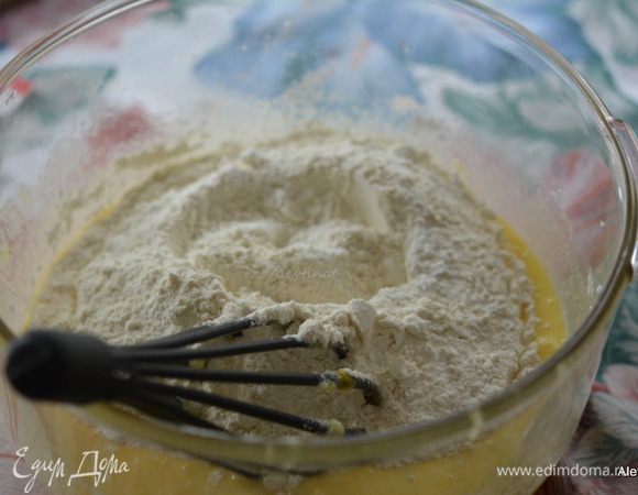 В другой емкости смешать муку, разрыхлитель и соль. Добавить в маслянную смесь.
