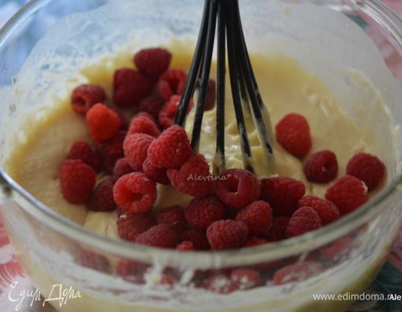 Перемешать все добавив молоко. Достать малину из морозильной камеры и добавить в тесто. Аккуратно перемешать.