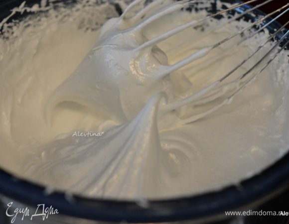 На водяной бане взбить белки с сахаром, добавив винный камень для устойчивости белков. Взбивать 5 мин.на медленной скорости и 5 мин. на высокой, белки удвоятся в массе и станут слегка блестящими/глянцевыми. Добавить миндальный экстракт в конце и вновь взбить.
