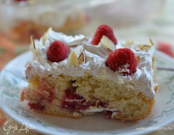 Разрезать готовый кекс на порции и подаем к столу. Приятного аппетита.