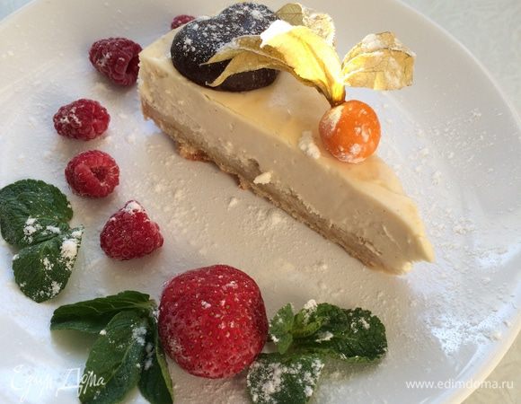 Утром достаем из холодильника, ножом, смоченным в воде аккуратно отсоединяем чизкейк от бортиков формы и снимаем форму.
Украшаем на ваше усмотрение.
Я украшала физалисом, мятой и шоколадными сердечками.
Все были в восторге от этого десерта!

Приятного чаепития!