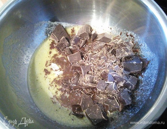 Масло растопить в ковшике на слабом огне, добавить в него мелко рубленный шоколад. Когда он растопится, перемешать до однородности.