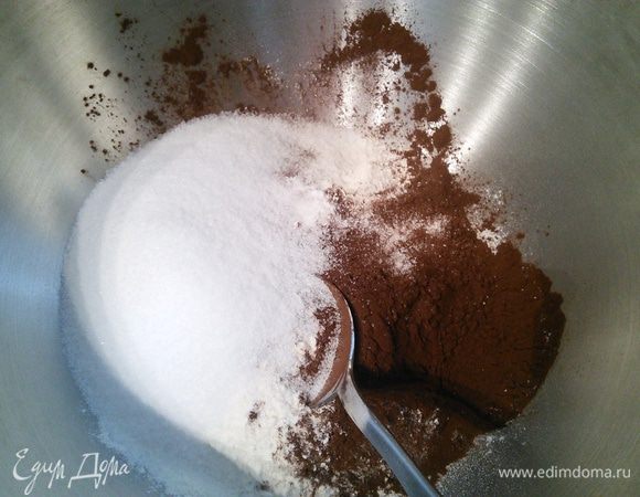 Смешать муку, сахар, какао, ванильный сахар, разрыхлитель и соду.